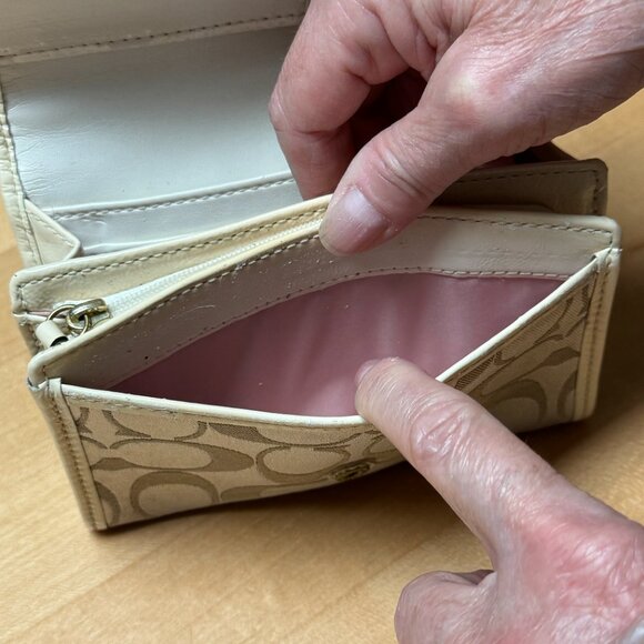 Coach Signature C Wallet EUC - Picture 4 of 6